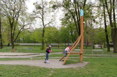 Bratislava, Slovakya - Nisan 2011: Tuna Nehri yakınlarındaki Janka Krala parkında kızlar oynuyor.