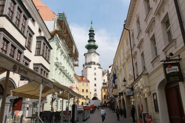 Bratislava, Slovakya - Nisan 2011: Michalska caddesi ve eski Michael 's Gate kulesi.