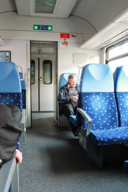 Bratislava, Slovakya - Nisan 2011: Banliyö treninin arabasındaki adam.