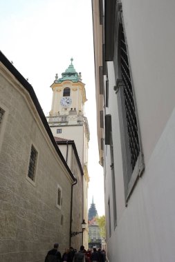 Bratislava, Slovakya - Nisan 2011: Dar Kostolna Caddesi ve Pawera Kulesi 'ndeki insanlar.