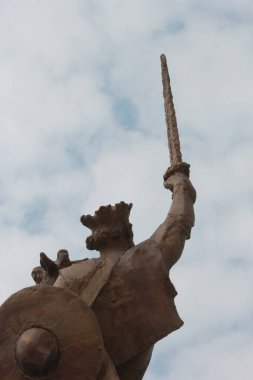 Bratislava, Slovakya - Nisan 2011: Bulutlu gökyüzü, Bratislava Kalesi 'nde Svatopluk anıtı.