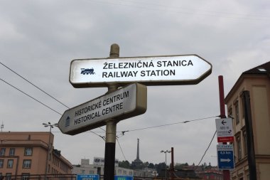 Bratislava, Slovakya - Nisan 2011: Franza Liszta Meydanı 'ndan Sancova sokak manzarasında işaretler.