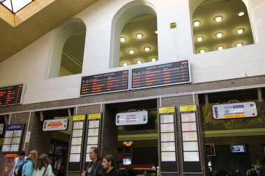 Bratislava, Slovakya - Nisan 2011: Bratislava ana tren istasyonunun iç ve dış hatları.