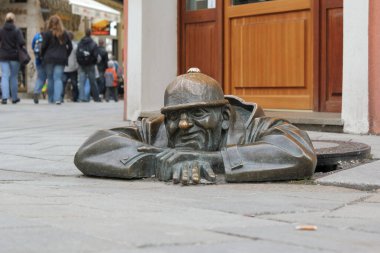 Bratislava, Slovakya - Nisan 2011: Panska Caddesi 'ndeki İş Heykeli' ndeki Adam.
