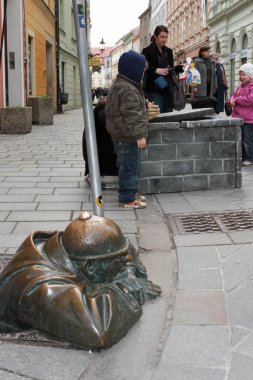 Bratislava, Slovakya - Nisan 2011: Panska Caddesi 'ndeki İş Heykeli' ndeki Adam.