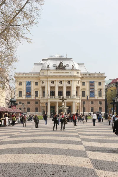 Bratislava Slovensko Duben 2011 Lidé Náměstí Divadelní Centrum Blízkosti Historické — Stock fotografie