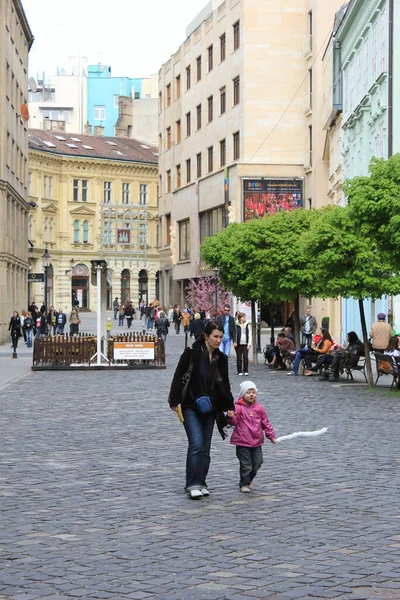 Bratislava Eslováquia Abril 2011 Pessoas Caminham Pela Rua Laurinska — Fotografia de Stock