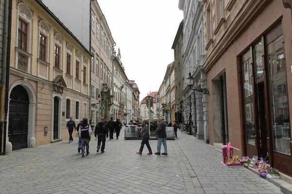 Bratislava Eslováquia Abril 2011 Pessoas Caminham Pela Rua Panska — Fotografia de Stock