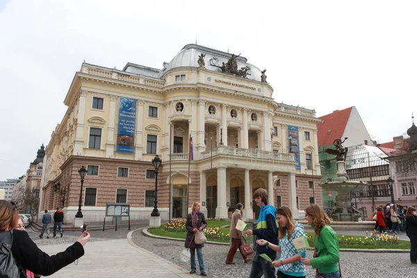 Bratislava Eslovaquia Abril 2011 Personas Cercanas Edificio Histórico Del Teatro —  Fotos de Stock