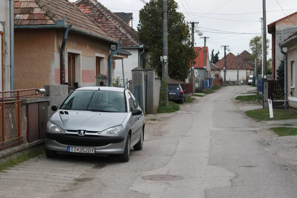 Estrada Com Carro Cinza Árvores — Fotografia de Stock