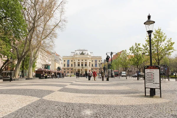 Bratislava Eslovaquia Abril 2011 Personas Plaza Del Centro Teatro Cerca —  Fotos de Stock