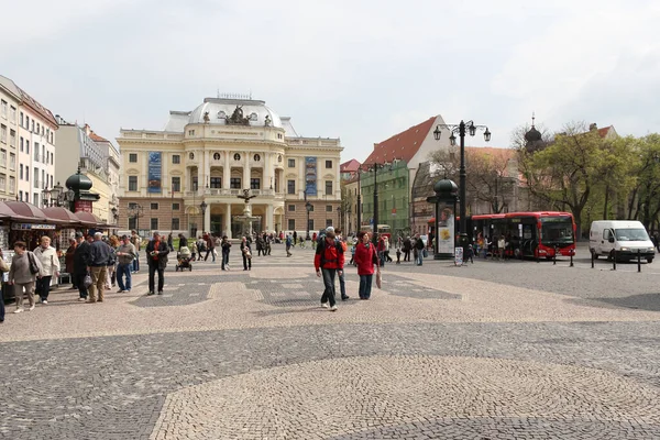 Bratislava Eslováquia Abril 2011 Pessoas Praça Centro Teatro Perto Edifício — Fotografia de Stock