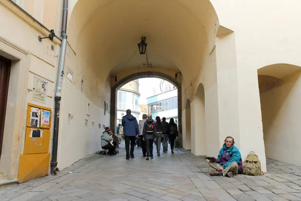 Bratislava, Slovakya - Nisan 2011: Michalska caddesindeki Michael 'ın Kapısı yakınlarındaki eski binada halk ve serseri.