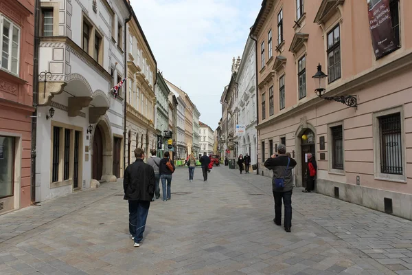 Bratislava, Slovakya - Nisan 2011: Venturska caddesinde yürüyen insanlar.