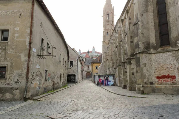 Bratislava Eslováquia Abril 2011 Edifícios Igreja Elevação Santa Cruz Rua — Fotografia de Stock