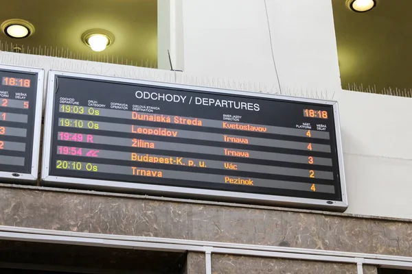 Bratislava, Slovakya - Nisan 2011: Bratislava ana tren istasyonunun takvim tahtaları.