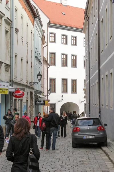 Bratislava Eslováquia Abril 2011 Carro Edifícios Antigos Pessoas Rua Klariska — Fotografia de Stock