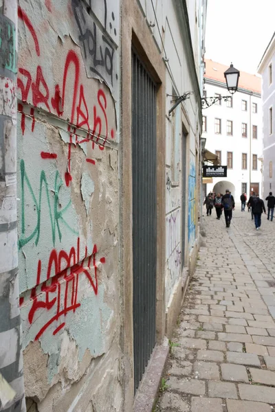 Bratislava Eslováquia Abril 2011 Graffity Edifícios Antigos Pessoas Rua Klariska — Fotografia de Stock