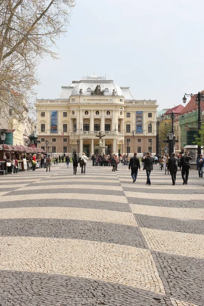 Bratislava Eslovaquia Abril 2011 Personas Plaza Del Centro Teatro Cerca — Foto de Stock