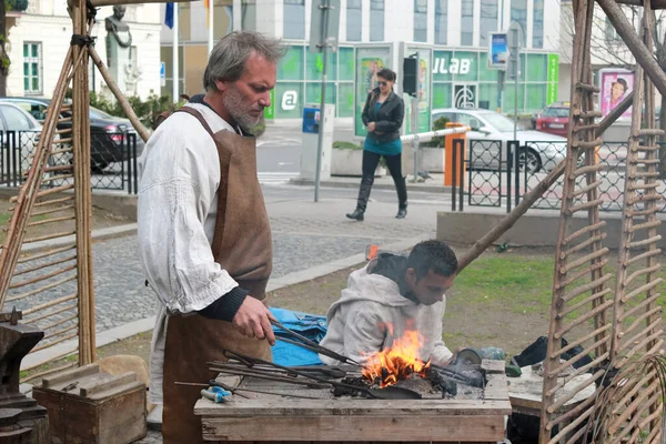 Bratislava, Slovakya - Nisan 2011: Demirci Hviezdoslav Meydanı 'nda ateşle çalışıyor.