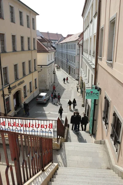 Bratislava Eslováquia Abril 2011 Antiga Rua Estreita Com Escadaria Pessoas — Fotografia de Stock