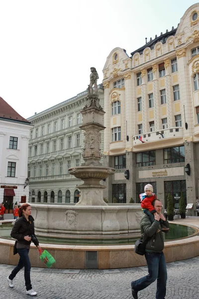 Bratislava Eslováquia Abril 2011 Fonte Maximiliano Com Família Ambulante Praça — Fotografia de Stock