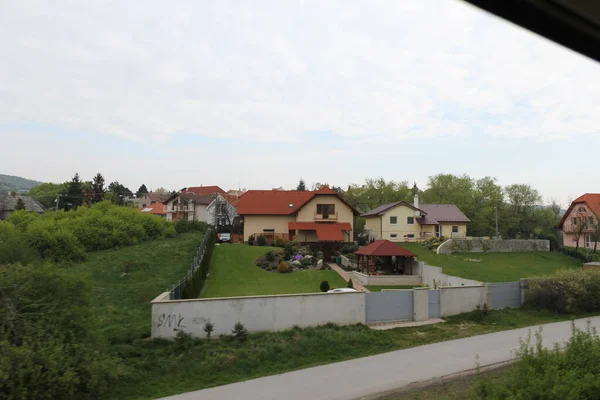 Senkvice スロバキア 2011年4月 鉄道運送からの小さな家 緑のフィールドと丘の景色 — ストック写真