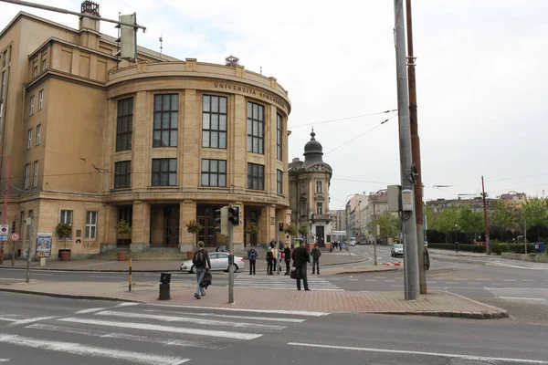 Bratislava, Slovakya - Nisan 2011: Comenius Üniversitesi yakınlarındaki Vajanskeho nabrezie Caddesi 'nden geçen insanlar.