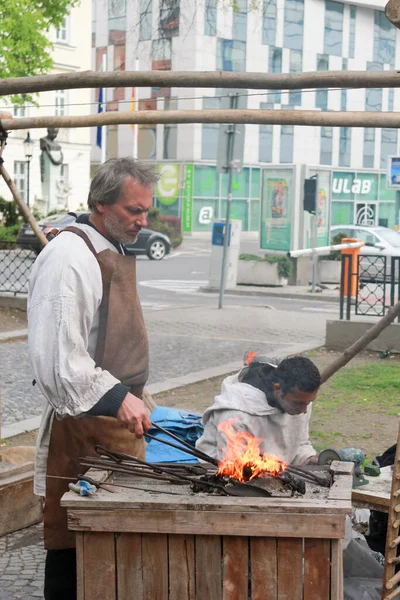 Bratislava, Slovakya - Nisan 2011: Demirci Hviezdoslav Meydanı 'nda ateşle çalışıyor.