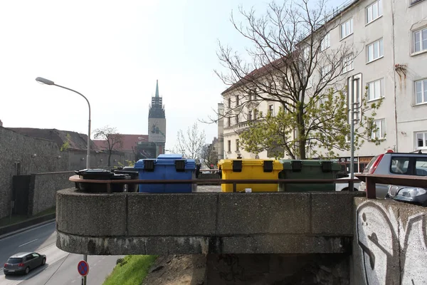 Bratislava, Slovakya - Nisan 2011: Zidovska Caddesi 'ndeki renkli çöplükler.