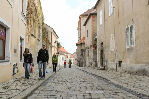 Bratislava Eslováquia Abril 2011 Edifícios Antigos Pessoas Rua Kapitulska — Fotografia de Stock