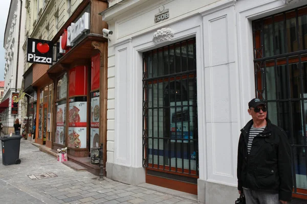 Bratislava, Slovakya - Nisan 2011: Şehir merkezinin eski dar sokağında güneş gözlüklü adam.