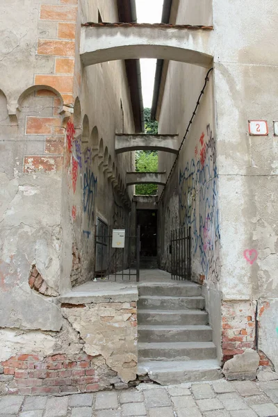 Bratislava, Slovakya - Nisan 2011: Kapitulska caddesinde iki eski bina arasındaki dar geçit.