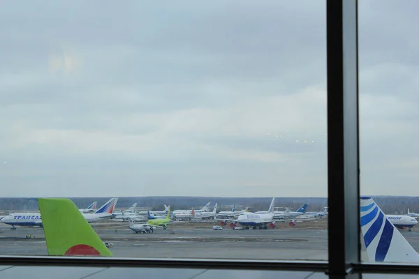 Sok Repülőgép Vár Repülőtéren — Stock Fotó