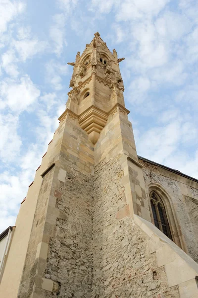 Bratislava Eslovaquia Abril 2011 Torre Iglesia Elevación Santa Cruz Calle —  Fotos de Stock