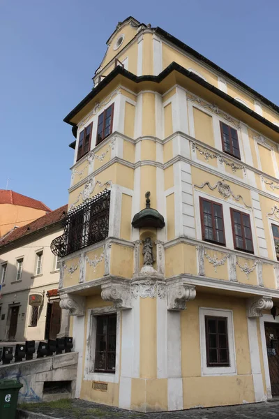 斯洛伐克布拉迪斯拉发 2011年4月 漂亮的黄色房子 有阳台和蓝天景观 — 图库照片