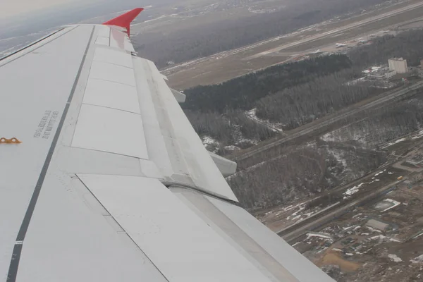비행기 창문에서 날개달린 — 스톡 사진