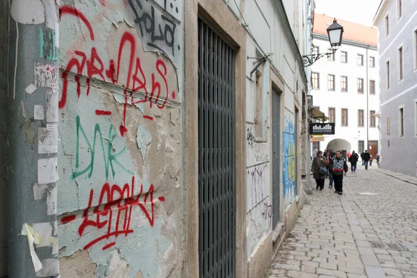 Bratislava Eslováquia Abril 2011 Graffity Edifícios Antigos Pessoas Rua Klariska — Fotografia de Stock