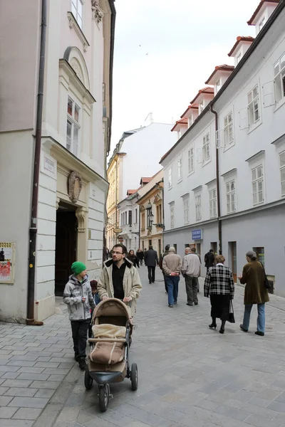 Bratislava Eslováquia Abril 2011 Pessoas Caminham Pela Rua Ursulinska — Fotografia de Stock