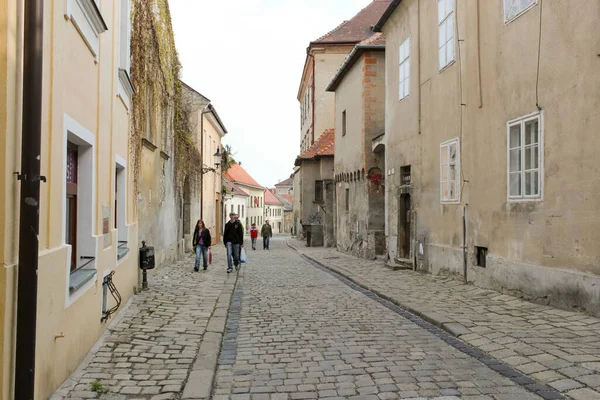 Bratislava Eslováquia Abril 2011 Edifícios Antigos Pessoas Rua Kapitulska — Fotografia de Stock