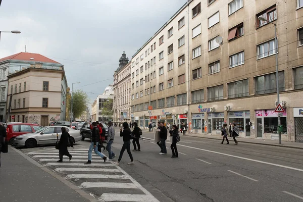 Bratislava Slovakia April 2011 People Crossing Jesenskeho Street — 图库照片