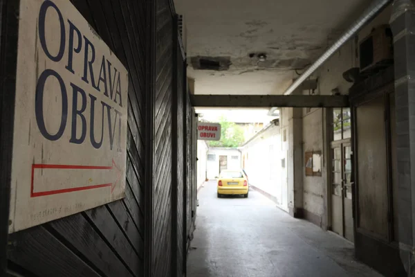 Bratislava Slovaquie Avril 2011 Panneau Voiture Jaune Dans Cour Intérieure — Photo