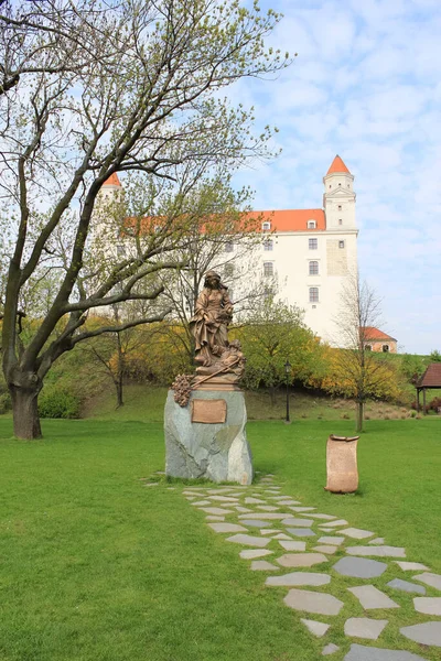 Bratislava, Slovakya - Nisan 2011: Bratislava Kalesi yakınlarındaki yeşil çimlerde Alzbeta Durinska heykeli.