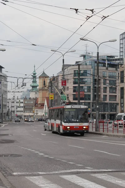 斯洛伐克布拉迪斯拉发 2011年4月 Hodzovo广场上的红色无轨电车 — 图库照片