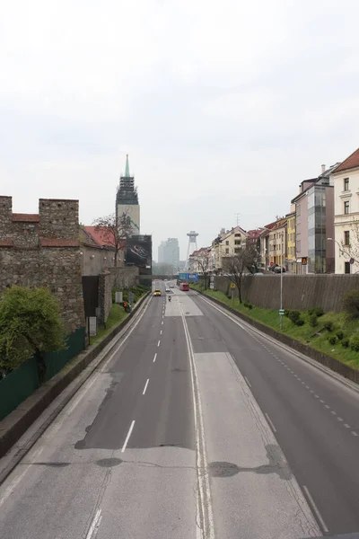 Bratislava, Slovakya - Nisan 2011: Kapucinska breedge 'dan SNP köprüsü ve Staromestska sokak manzarası.