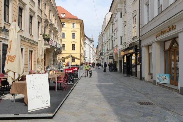 Bratislava, Slovakya - Nisan 2011: Venturska ve Prepostska caddelerinin kesişme noktası.