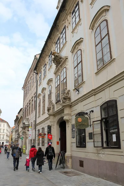 Bratislava Eslovaquia Abril 2011 Caminata Personas Calle Venturska —  Fotos de Stock