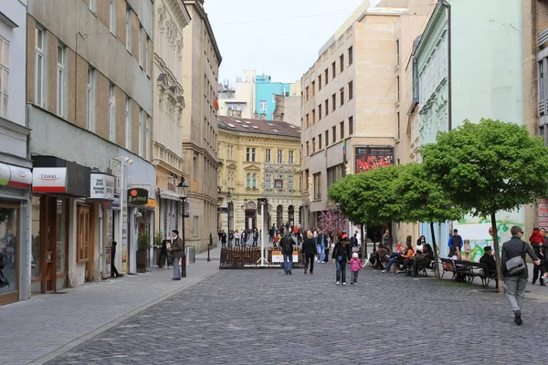 Bratislava, Slovakya - Nisan 2011: İnsanlar Laurinska Caddesi boyunca yürür.