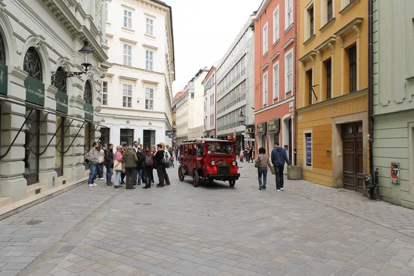 Bratislava, Slovakya - Nisan 2011: Eski kırmızı turistik araba ve Panska Caddesi 'ndeki insanlar.