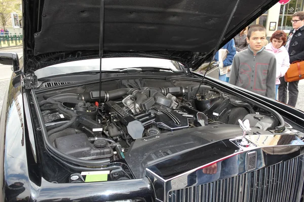 Bratislava, Slovakya - Nisan 2011: İnsanlar siyah Rolls-Royce Phantom motor kompartımanına bakıyorlar.